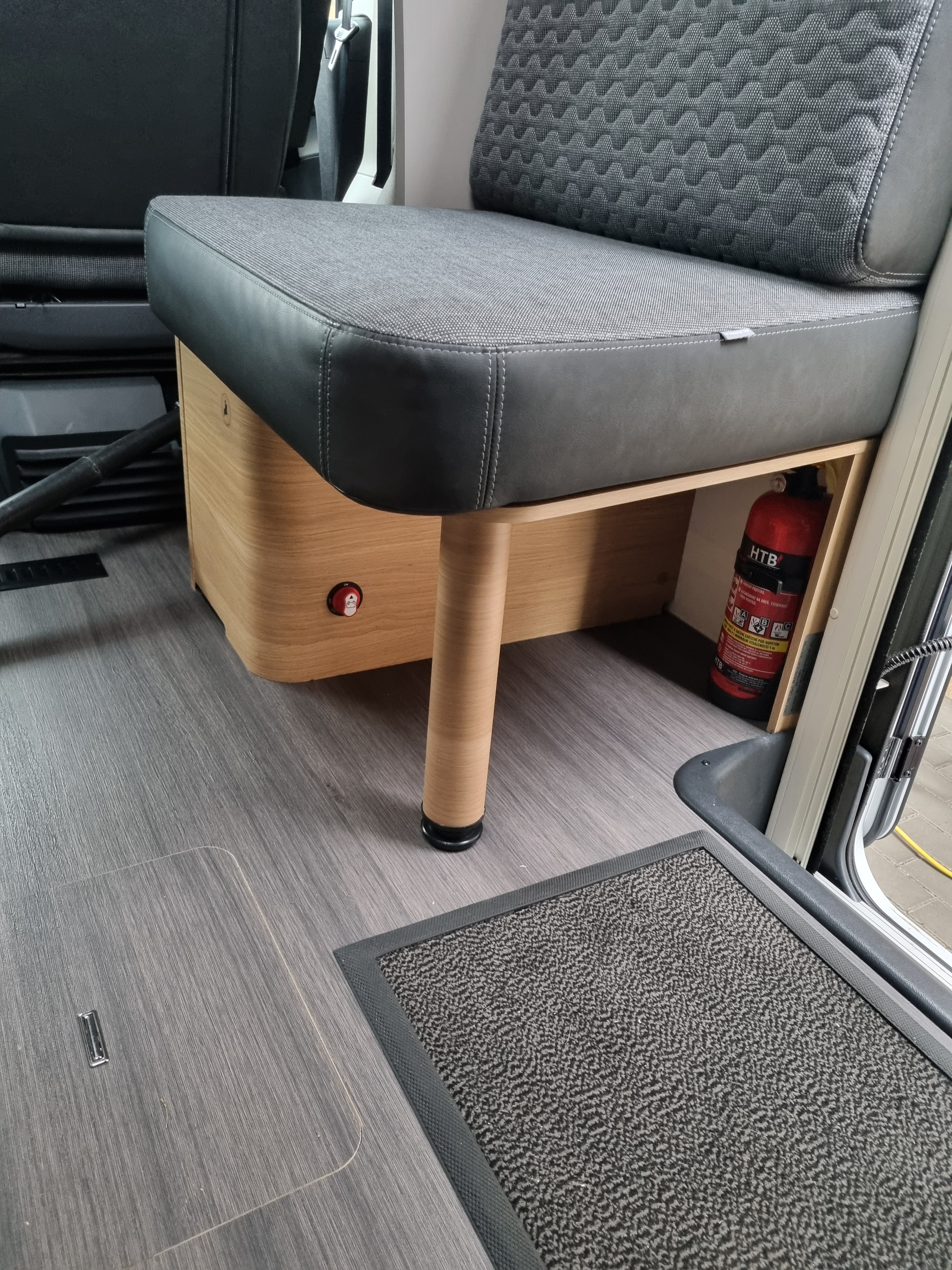 Úprava interiéru obytného vozu, tam kde dříve byla elektronika ve skříňce je nyní prostor na obuv.